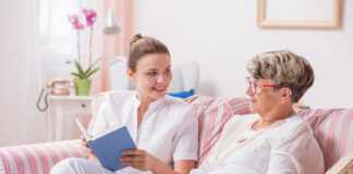 ESTAMOS INCORPORANDO CUIDADORAS, ASISTENTES GERIÁTRICAS O ENFERMERAS PARA TRABAJAR JORNADA COMPLETA Y MEDIA JORNADA Cuidadoras, Asistentes Geriátricas o Enfermeras Caregivers, Geriatric Assistants or Nurses