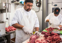 SE NECESITAN 2 PROCESADORES DE CARNE EN HELOTES, TEXAS (3 MESES DE EXPERIENCIA), 40 HORAS SEMANALES. PAGO $16.42 POR HORA carniceros Butcher personal para industria alimenticia Procesador de carne en Texas