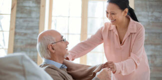 elderly caregiver cuidadora de anciano home care cuidadora con cama afuera cuidadora externa