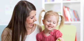 ESTAMOS EN LA BÚSQUEDA NIÑERA PARA CUIDAR NIÑOS CON EDADES ENTRE 3 Y 5 AÑOS nanny playing with child niñera externa babysitter canguro