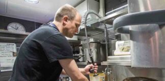 SE SOLICITA PEÓN / OBRERO DE COCINA EVENTUAL PARA IMPORTANTE EMPRESA DE SERVICIOS GASTRONÓMICOS INTEGRALES peon obrero de cocina kitchen worker ayudante de cocina bachero