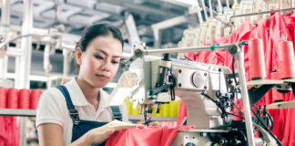 SE NECESITA COSTURERA PART TIME PARA LINEA DE PRODUCCIÓN, 5 HORAS DIARIAS TURNO DE MAÑANA Seamstress in textile factory sewing using industrial sewing machine costurera medio tiempo para empresa textil