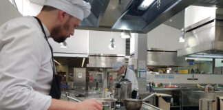 SE SOLICITA AYUDANTE DE COCINA/ BACHERO PARA TRABAJO EN EQUIPO, SE OFRECE BUEN CLIMA LABORAL ayudante de cocina kitchen assistant bachero