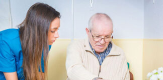gerocultora cuidadora de adulto mayor auxiliar geriatrico elderly caregiver