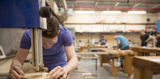 SE NECESITA AYUDANTE DE CARPINTERIA CON O SIN EXPERIENCIA, PARA INSTALACIÓN DE PUERTAS DE MADERA ayudante de carpinteria carpentry assistant empleado de carpintería