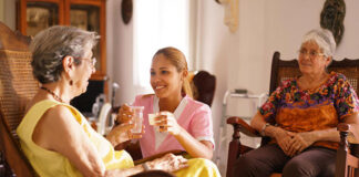 SE SOLICITA CUIDADORA Y/O CUIDADOR PARA SERVICIOS DE ATENCIÓN DOMICILIARIA, PARA CUIDADOS DE ADULTOS MAYORES cuidadora de adultos mayores home care cuidadora domiciliaria elderly caregiver