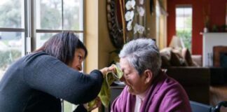 SE REQUIERE CUIDADORA INTERNA PARA ATENCIÓN INTEGRAL A PERSONAS MAYORES, DESCANSANDO 2 DÍAS A LA SEMANA cuidadora de adultos mayores home care cuidadora domiciliaria empleada para cuidado y acompañamiento de anciana elderly woman caregiver