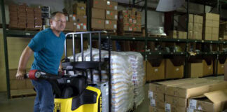SE NECESITA MOZO/A DE ALMACÉN, CONTRATACIÓN TEMPORAL 36 HORAS SEMANALES empleado de almacen personal con transpaleta warehouse clerk with electric pallet truck personal masculino male employee warehouse operator mozo de almacen