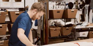 operario de fabrica empleado de corte y costura fabricación de cortinas employee male operator in factory