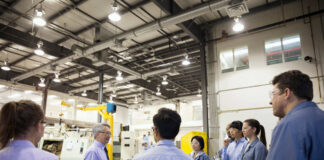 SE NECESITA EMPLEADOS/AS PARA DIFERENTES TAREAS EN BODEGA, VARIOS TURNOS DISPONIBLES personal de almacen empleados de empaquetado control y calidad personal femenino y masculino empleados de almacen packers quality control warehouse staff female and-male staff