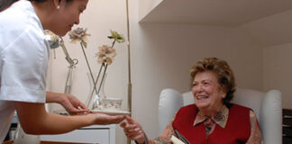 SE BUSCA CUIDADORA Y/O CUIDADOR PARA CUIDADO Y ATENCIÓN DE SEÑORA MAYOR, MODALIDAD INTERNA/O cuidadora de adultos mayores elderly caregiver home care cuidadora domiciliaria anciana valida cuidadora interna