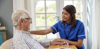 SE NECESITA CUIDADORAS/ES PARA ASISTENCIA, AYUDA Y ACOMPAÑAMIENTO A PERSONAS MAYORES cuidadora domiciliaria cuidadores de adultos mayores home caregiver caregivers of older adults cuidadora externa