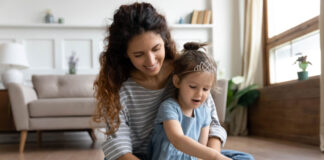 SE NECESITA NIÑERA/CANGURO PARA RECOGER A NIÑA DEL COLEGIO, DE LUNES A VIERNES TIEMPO PARCIAL nanny playing with child babysitter niñera externa canguro