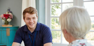 SE REQUIERE CUIDADOR CON RETIRO PARA ATENCIÓN A SEÑOR MAYOR, 20 HORAS SEMANALES DE LUNES A VIERNES senior woman talking with male care worker cuidador domiciliario cuidador de adultos mayores