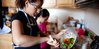 ESTAMOS SELECCIONANDO EMPLEADA PARA COCINA Y QUEHACERES EN CASA DE FAMILIA DE MATRIMONIO MAYOR cocinera domestica domestic cook empleada del hogar interna para limpieza y cocina domestic maid for family empleada domestica con cama