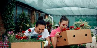SE NECESITA OPERARIAS/OS PARA TRABAJO EN ALMACÉN DE FLORES, CON DISPONIBILIDAD HORARIA Operarias y operarios para almacen de flores Operators and operators for flower storage