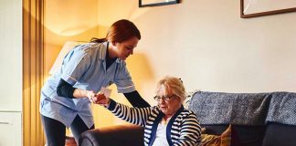SE NECESITA CUIDADORA CON CAMA DE LUNES A VIERNES PARA CUIDADO DE SEÑORA MAYOR caregiver helps woman hero cuidadora domiciliaria home care cuidadora interna gerocultora auxiliar geriatrico