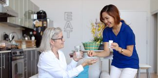 ESTAMOS EN LA BUSQUEDA DE CUIDADORAS/ES CON DISPONIBILIDAD INMEDIATA PARA CONTRATO EVENTUAL home care cuidadora de adultos mayores cuidadores domiciliarios home care cuidadora de adultos mayores cuidadores domiciliarios elderly caregiver