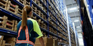 operarias de etiquetado labeling operators operarias de deposito moza de almacen warehouse operator