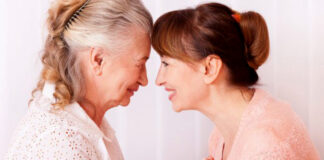 SE INCORPORA CUIDADORAS/ES PARA INTERNACIÓN DOMICILIARIA, CON DISPONIBILIDAD HORARIA PARA TRABAJO A TURNOS seniors woman with her caregiver cuidadoras domiciliarias home care cuidadora externa