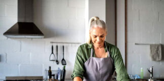SE REQUIERE SEÑORA PARA TAREAS DE COCINA Y LIMPIEZA EN CASA DE FAMILIA, BUENA REMUNERACIÓN señora cocinando empleada para limpieza y cocina en casa de familia lady cooking employee for cleaning and cooking in family home