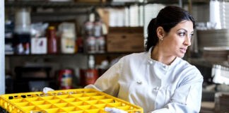 SE REQUIERE BACHERA PARA SERVICIOS DE LIMPIEZA EN PASTELERÍA ARTESANAL. SE OFRECE EXCELENTE REMUNERACIÓN bachera empleada para bacha y limpieza en pasteleria used for cleaning in pastry shop