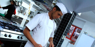 SE SOLICITA AYUDANTE DE COCINA PARA RESTAURANTE, JORNADA TIEMPO COMPLETO Y MEDIO TIEMPO Ayudante de cocina kitchen assistant female and male staff
