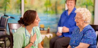 SE BUSCA CUIDADORA Y/O CUIDADOR PARA ASISTENCIA DE ADULTOS MAYORES, PARA CUBRIR GUARDIA DÍA POR MEDIO cuidadora de adultos mayores caregivers of older adults