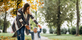 SE REQUIERE NIÑERA CON DISPONIBILIDAD INMEDIATA PARA TRABAJAR DE L-V DE 8:00 A 17:00 HS niñera babysitter