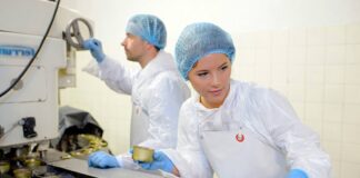 SE SOLICITA AUXILIAR DE CALIDAD EN PLANTA (HOMBRE Y/O MUJER) PARA INDUSTRIA ALIMENTARIA, JORNADA COMPLETA operarios industria alimenticia food industry workers