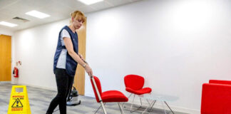 SE SOLICITA AUXILIAR PARA LIMPIEZA DE OFICINAS Y ASISTENTE DE CAFETERÍA, JORNADA COMPLETA personal de limpieza para oficina office cleaning staff empresa de servicios de limpieza auxiliar de limpieza y asistente de cafeteria