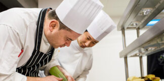 SE NECESITAN CAJERAS Y COCINEROS PARA IMPORTANTE RESTAURANTE DE SUSHI, JORNADA COMPLETA ayudante de cocina asistant