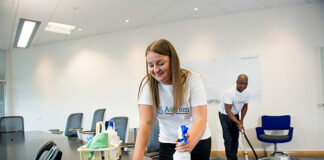 SE NECESITA OPERARIAS/OS PARA DESEMPEÑAR LABORES DE ASEO Y LIMPIEZA, JORNADA COMPLETA limpieza de oficinas cleaning in office