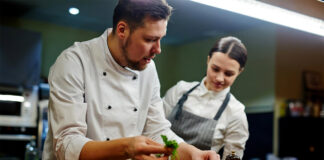 SE SOLICITA AYUDANTE DE COCINA (AMBOS SEXOS) MEDIO TIEMPO, BUEN SUELDO. COMIENZO INMEDIATO ayudante de cocina