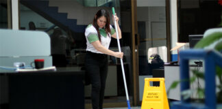empleada de limpieza cleaning employee