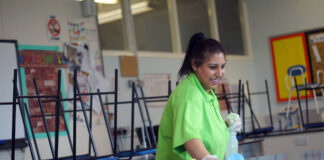 SE SOLICITA EMPLEADA/O DE LIMPIEZA PARA COLEGIO PRIVADO, MEDIA JORNADA 5 HORAS DIARIAS DE LUNES A VIERNES empleada para limpieza de colegio privado employed to clean a private school
