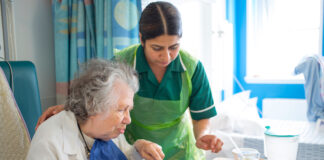SE BUSCAN CUIDADORAS 3 DÍAS A LA SEMANA (LUNES, MIÉRCOLES Y VIERNES) 4HS DIARIAS TURNO TARDE gerocultor gerocultoracuidadora domiciliaria home caregiver cuidadora de adultos mayores