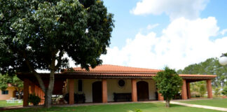 SE REQUIERE PAREJA PARA CUIDADO Y MANTENIMIENTO DE FINCA GANADERA, FULL TIME. BUEN SUELDO matrimonio para finca farn