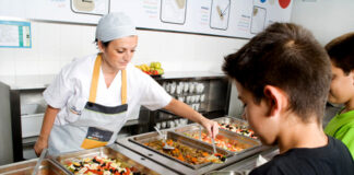 SE BUSCAN AUXILIARES DE COCINA (AMBOS SEXOS) PARA TRABAJAR EN ESCUELAS, JORNADA COMPLETA DE LUNES A VIERNES auxiliar de cocina para escuela personal para escuela
