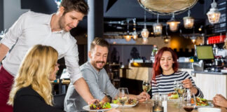 SE NECESITA SALONEROS (AMBOS SEXOS) PARA BAR/RESTAURANTE, TAREAS DE ATENCIÓN AL CLIENTE camarero para bar restaurante male waiter for bar restaurant