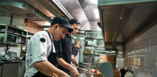 SE SOLICITA PERSONAL PARA RESTAURANTE (COCINEROS Y LAVAPLATOS), PART TIME O FULL TIME cocineros kitchener lavaplatos diswasher restaurant staff personal para restaurante
