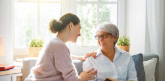SE SOLICITAN CUIDADORAS DOMICILIARIAS CON CAMA O CON RETIRO, TIEMPO COMPLETO cuidadora de adultos mayores elderly caregiver