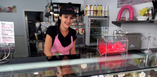 empleada de heladeria employee despachante de helado female and male staff