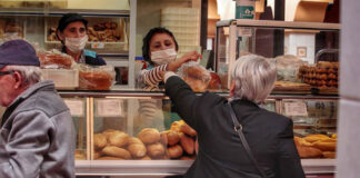 SE BUSCA EMPLEADA DE MOSTRADOR PARA CONFITERÍA, MEDIO TIEMPO Y/O TIEMPO COMPLETO empleadas para confiteria employed for confectionry