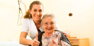 cuidadora de personas mayores con una abuela cuidadora externa dia por medio