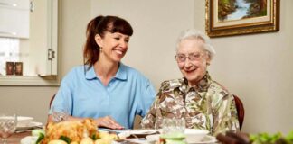 SE NECESITA CUIDADORA 4 HORAS DIARIAS, 5 DÍAS A LA SEMANA. TRABAJO A TURNOS cuidadora domiciliaria acompañamiento de señora mayor home caregiver care and accompaniment of elderly women assistenza domiciliare e accompagnamento di donne anziane