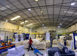 operarios de carga y descarga para empresa textil loading and unloading operators for textile company