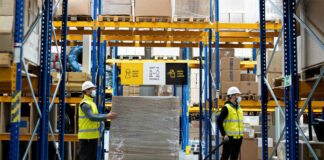 operarios de carga y descarga unloading and loading operators