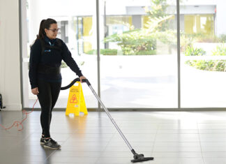 personal de limpieza para eventos cleaning staff female and male staff