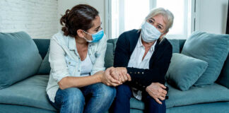 SE SOLICITAN CUIDADORAS TRABAJO POR HORAS (GUARDIAS DE 6, 8, 12 Y 24 HORAS), PARA ACOMPAÑAMIENTO DE PACIENTES Y ADULTOS MAYORES Cuidadoras domiciliarias caregiver assisting an elderly man home care female staff cuidadora externa